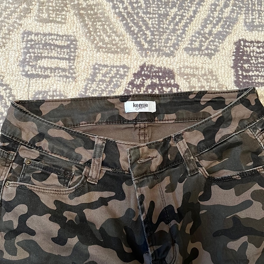 Kensie size 6 camo capri